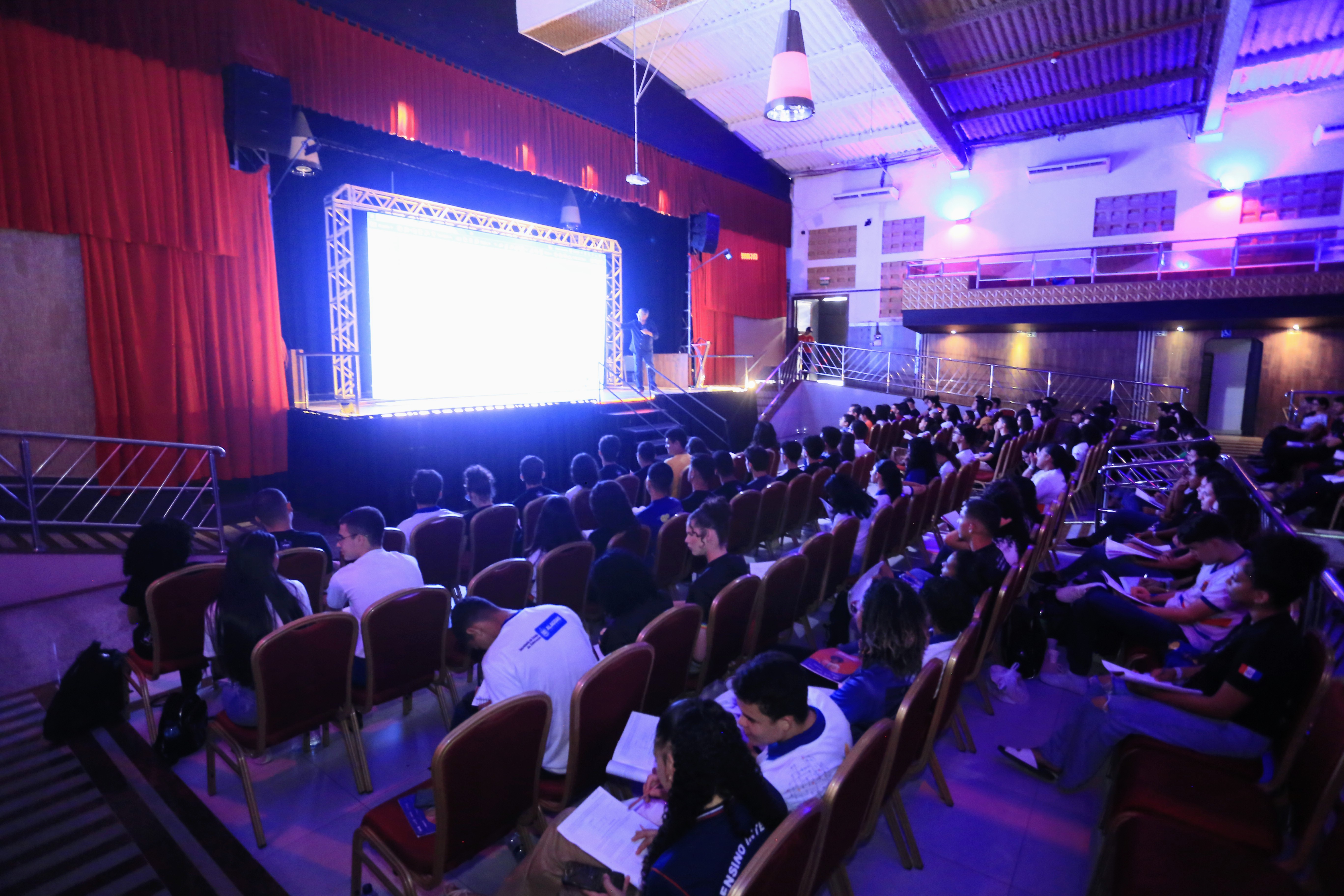 Estudantes lotam o HD Hall para o Aulão Enem