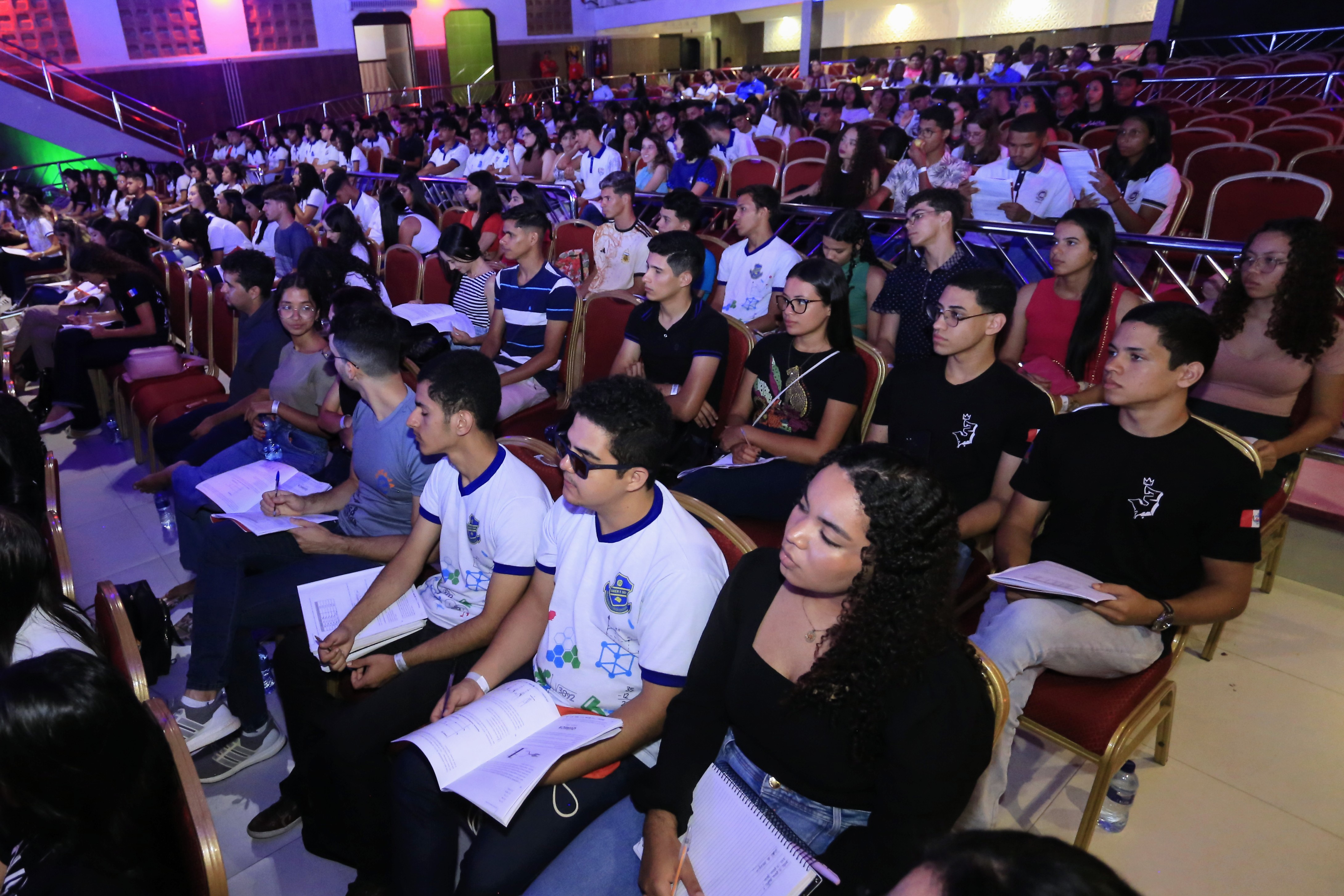 Estudantes lotam o HD Hall para o Aulão Enem