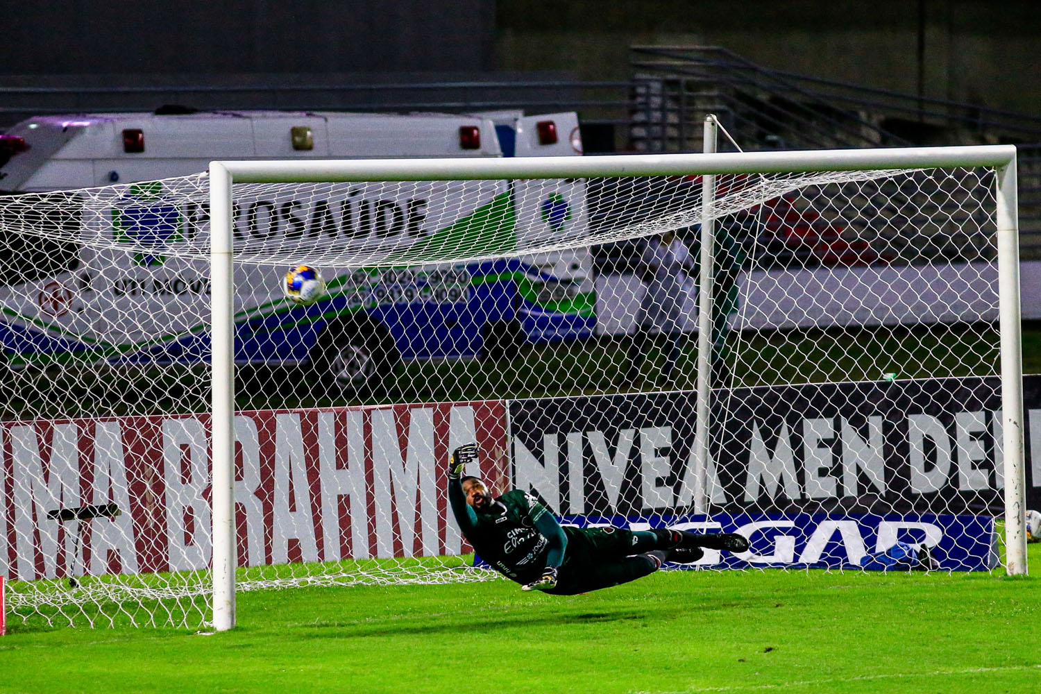 Felipe até tocou nela, mas não conseguiu evitar a virada do Galo