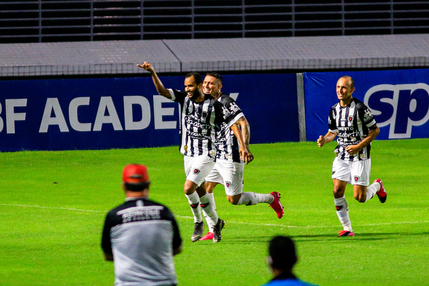 CRB vence o Botafogo-PB por 2 a 1 pela Copa do Nordeste e aumenta invencibilidade no Rei Pelé