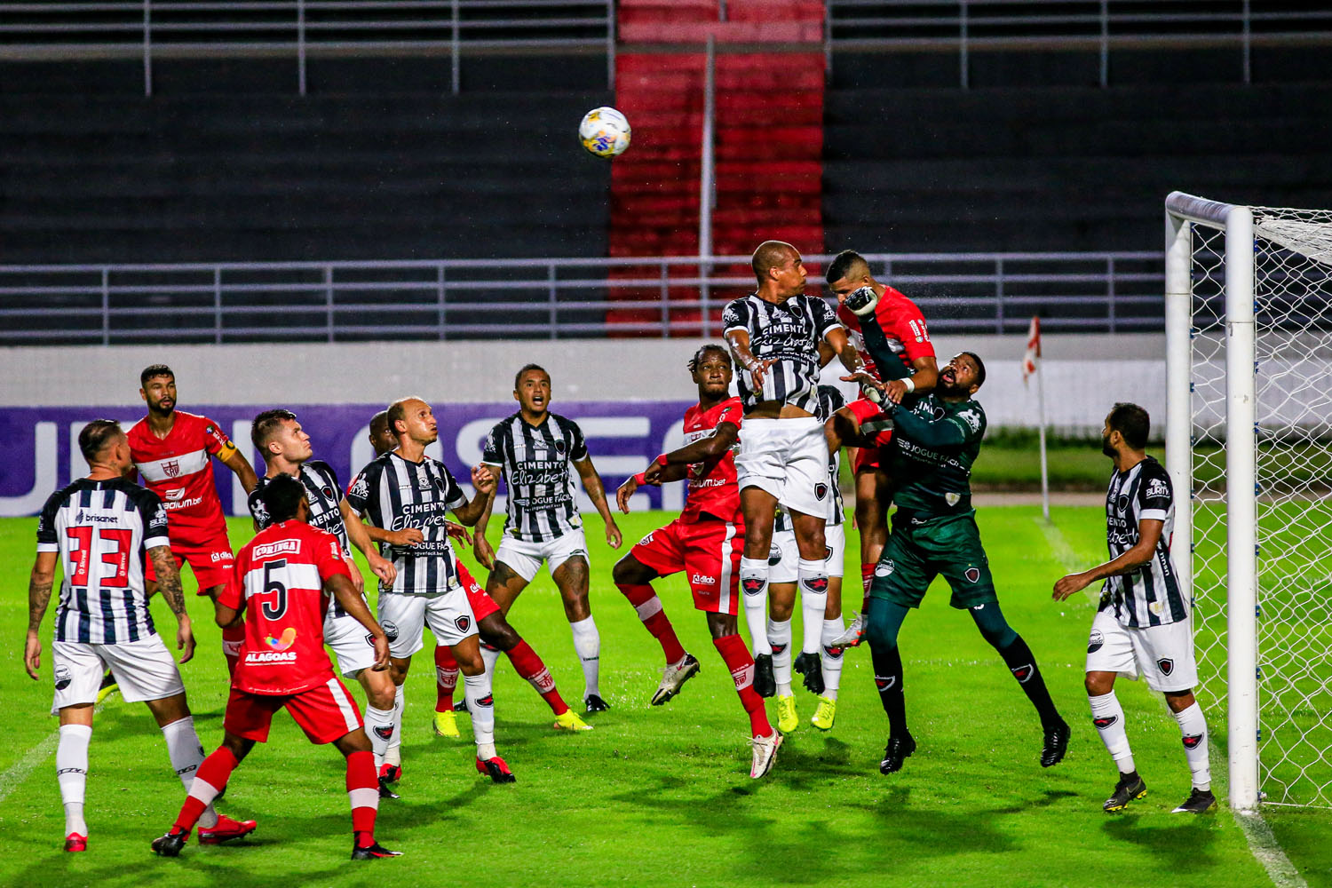 CRB vence o Botafogo-PB por 2 a 1 pela Copa do Nordeste e aumenta invencibilidade no Rei Pelé