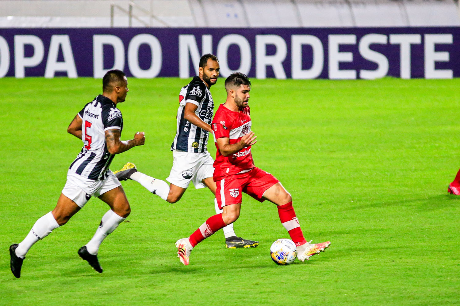 CRB vence o Botafogo-PB por 2 a 1 pela Copa do Nordeste e aumenta invencibilidade no Rei Pelé