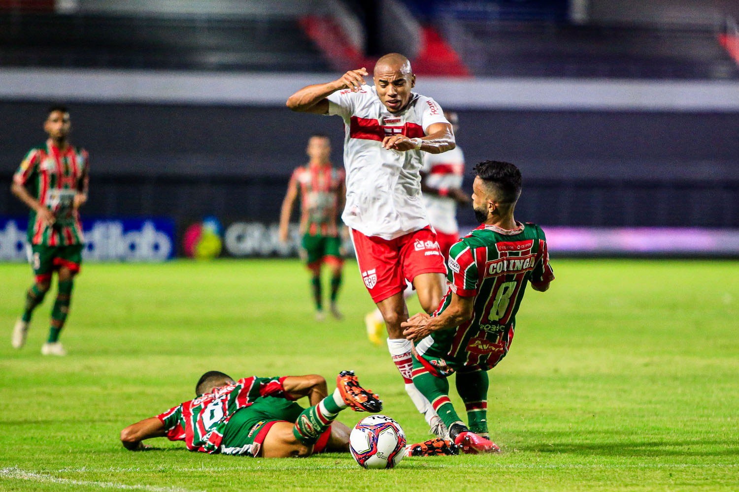 Em duelo equilibrado, CRB e CSE empatam em 1 a 1 no Rei Pelé pelo Alagoano