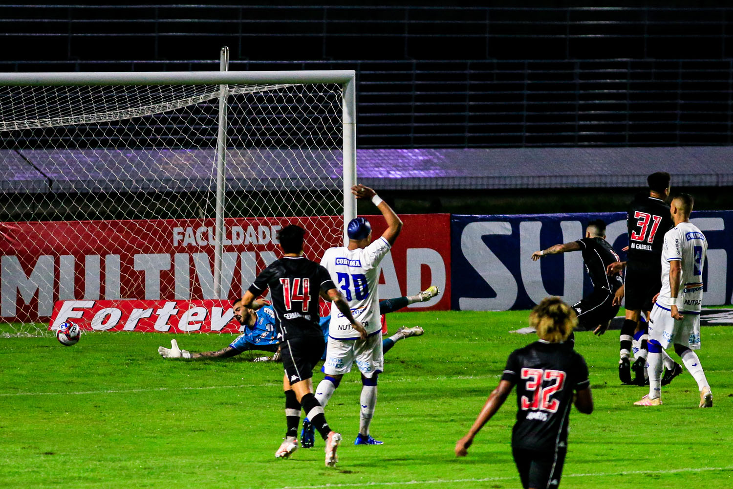 CSA chega a virar o placar, mas acaba cedendo o empate ao Vasco, na Série B: 2 a 2