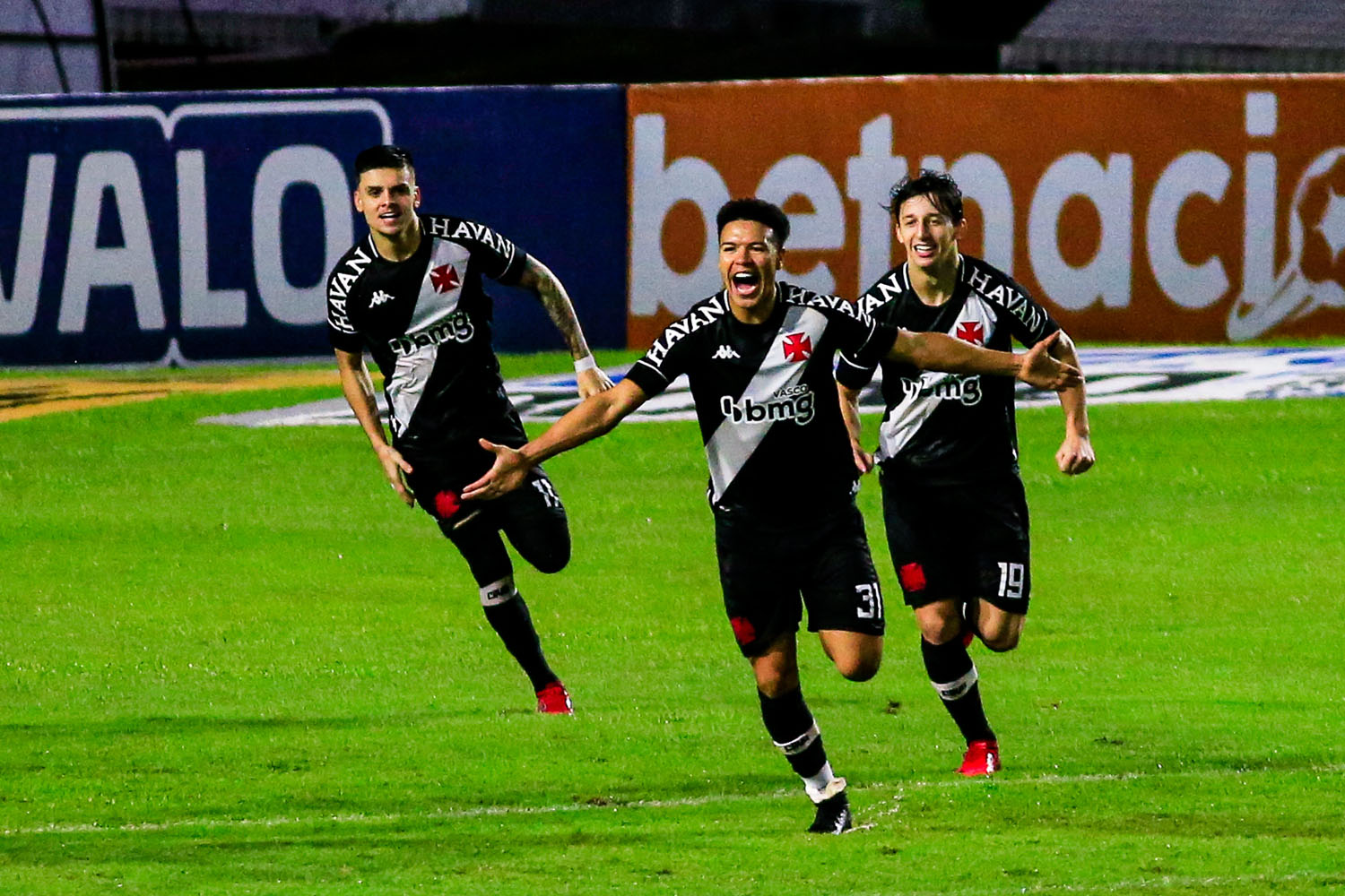 CSA chega a virar o placar, mas acaba cedendo o empate ao Vasco, na Série B: 2 a 2