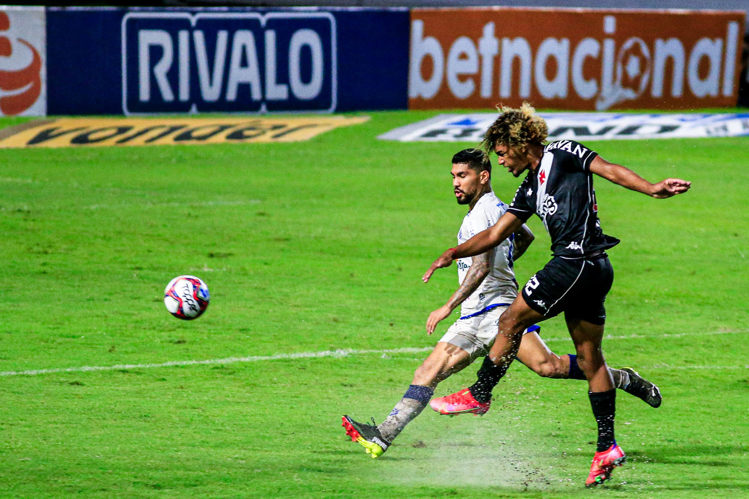 No ano passado, CSA x Vasco aconteceu em campo encharcado