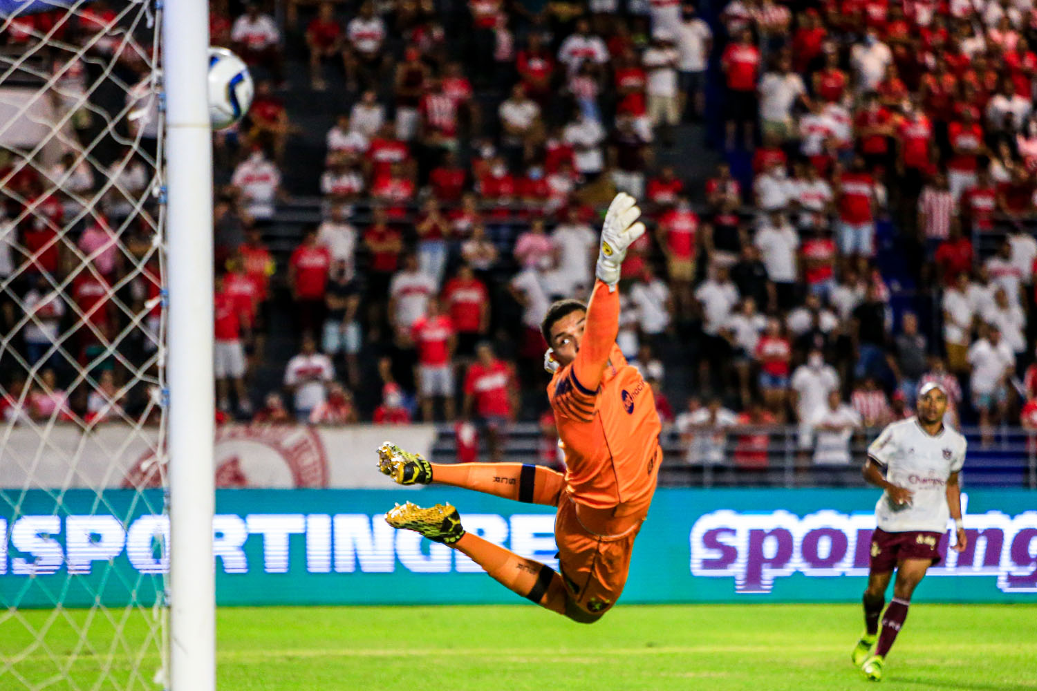 Mailson passou longe de defender finalização de Marcinho, aos 39 do 1º tempo