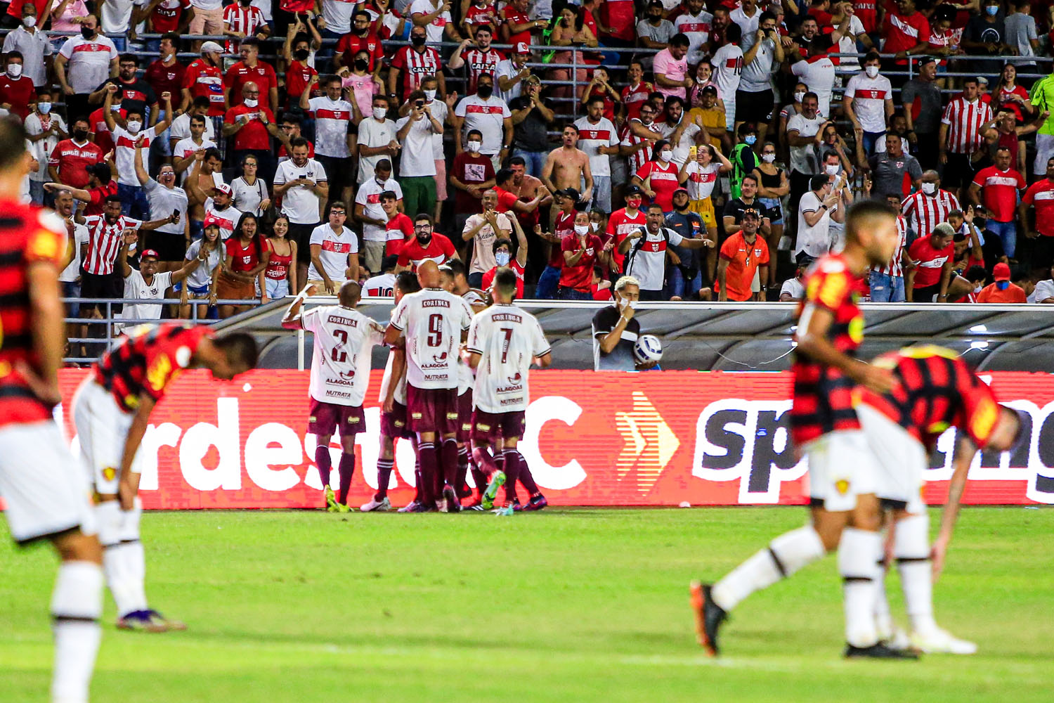 Galo fez ótimo primeiro tempo e conquistou seus primeiros pontos na Lampions