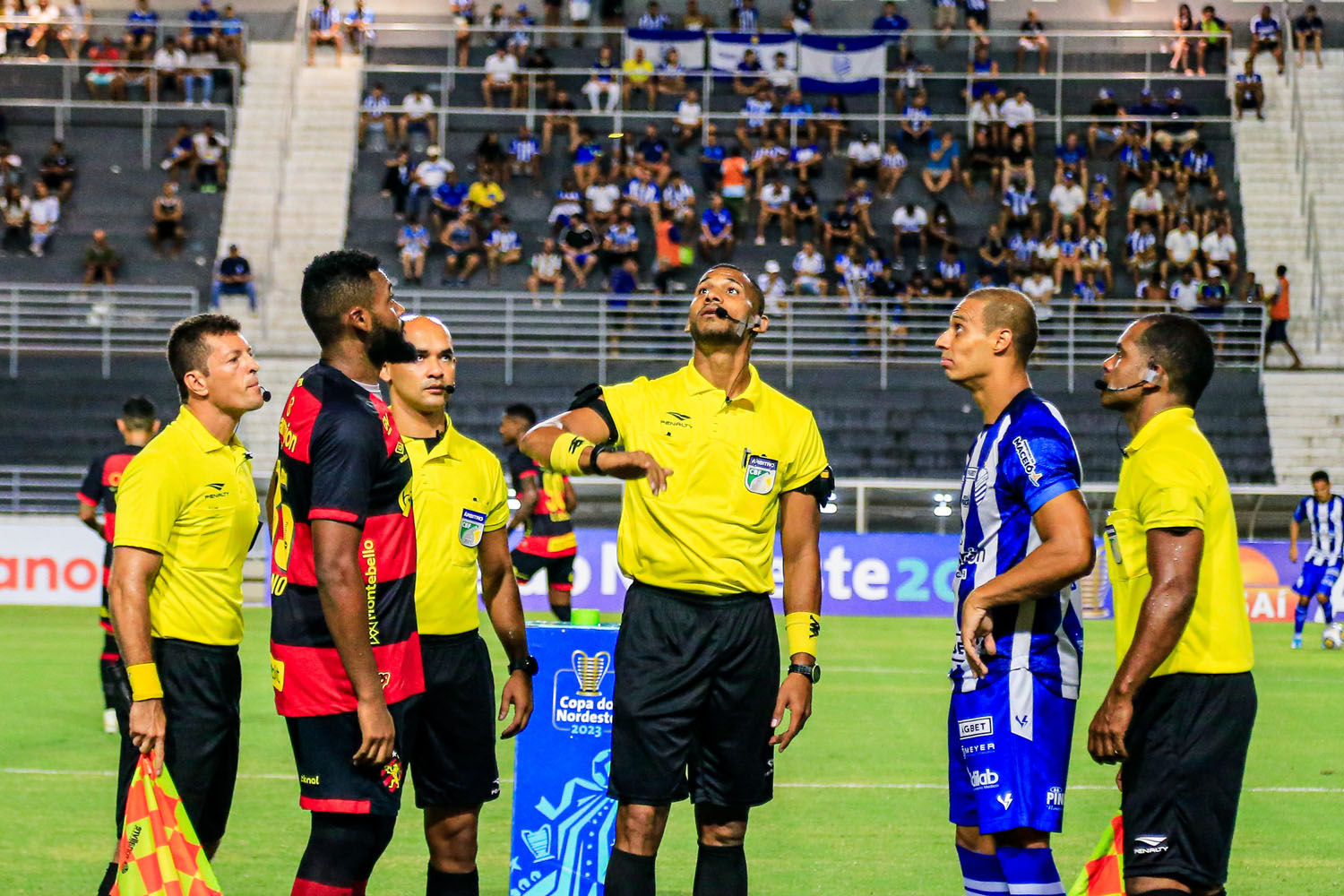 Atuação do árbitro baiano incomodou jogadores dos dois times