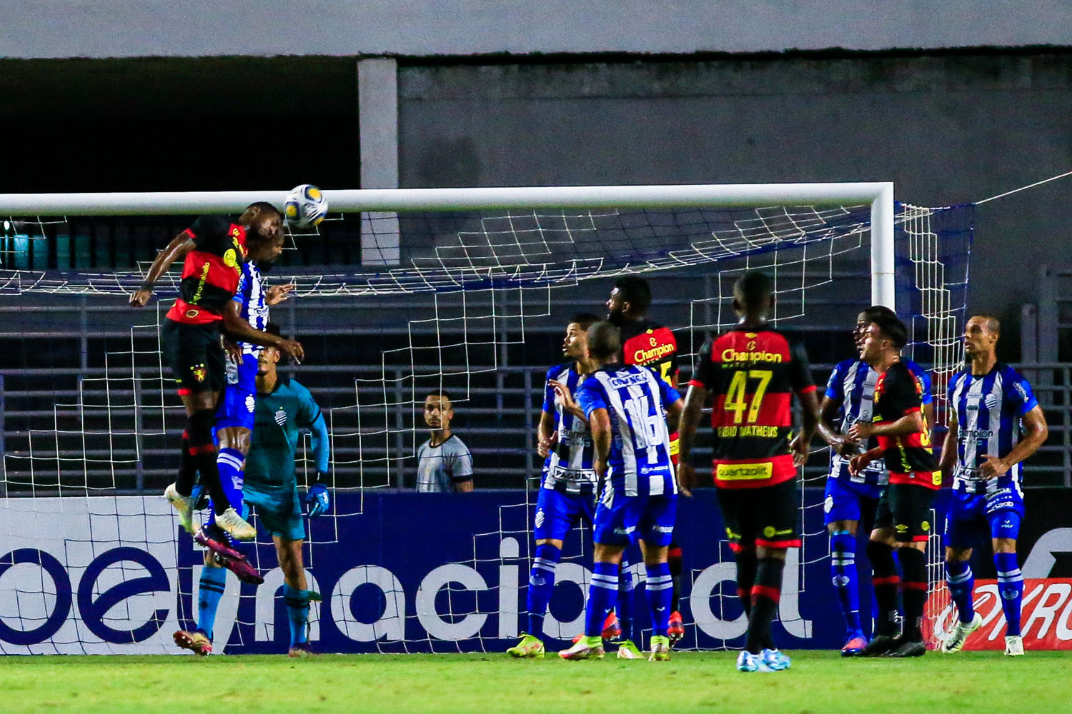 Com arbitragem confusa, CSA perde para o Sport no adeus ao Nordestão