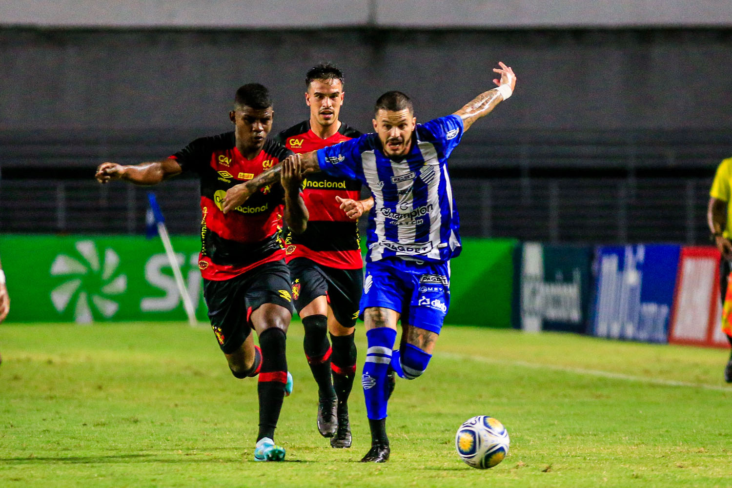 Com arbitragem confusa, CSA perde para o Sport no adeus ao Nordestão