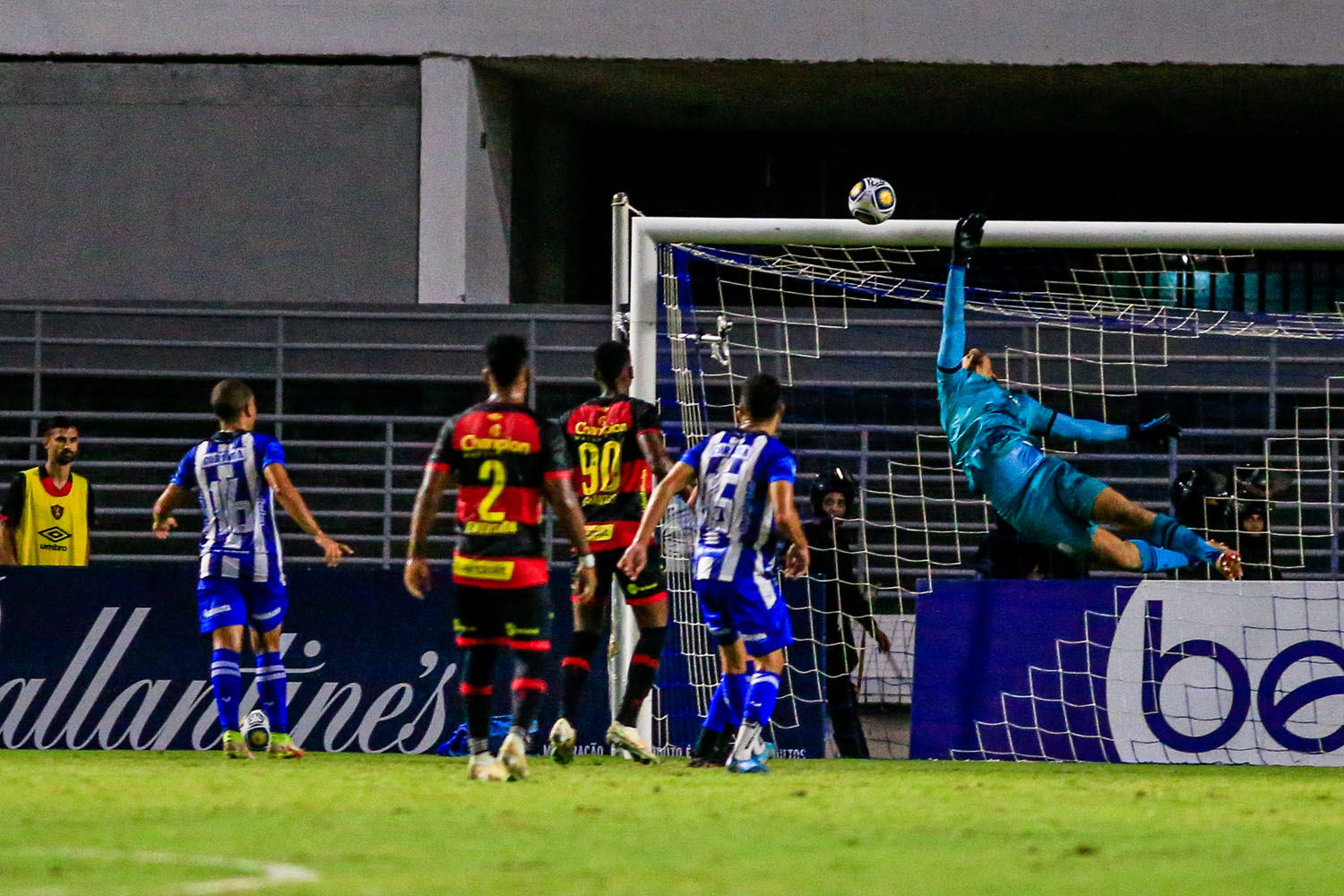 Com arbitragem confusa, CSA perde para o Sport no adeus ao Nordestão