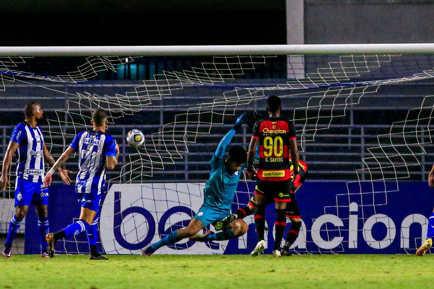 Com arbitragem confusa, CSA perde para o Sport no adeus ao Nordestão