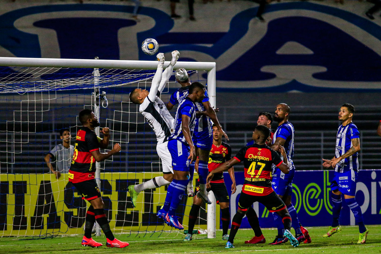 Com arbitragem confusa, CSA perde para o Sport no adeus ao Nordestão