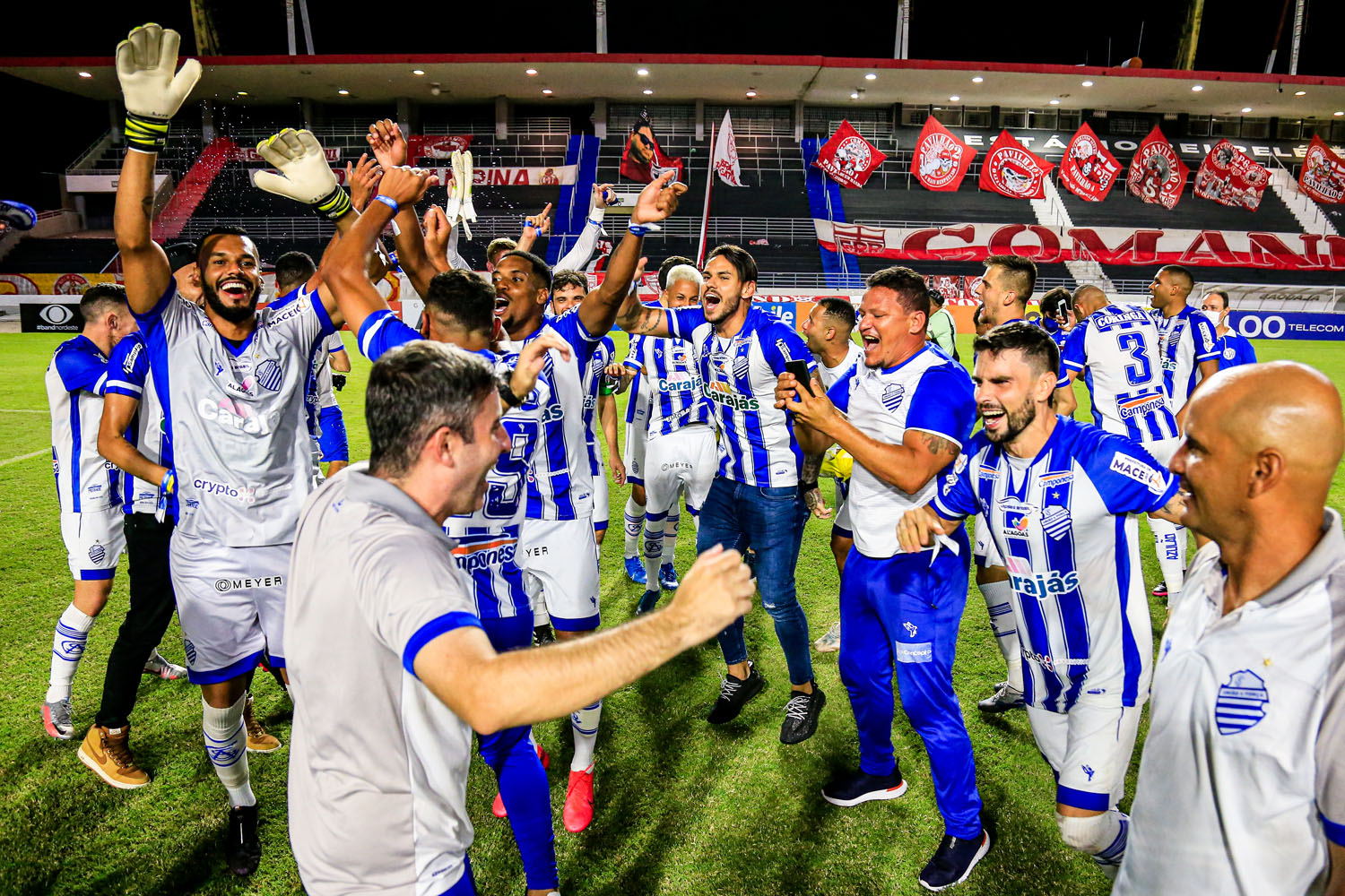 Jogadores e integrantes a delegação do CSA comemoram título alagoano de 2021, em Maceió