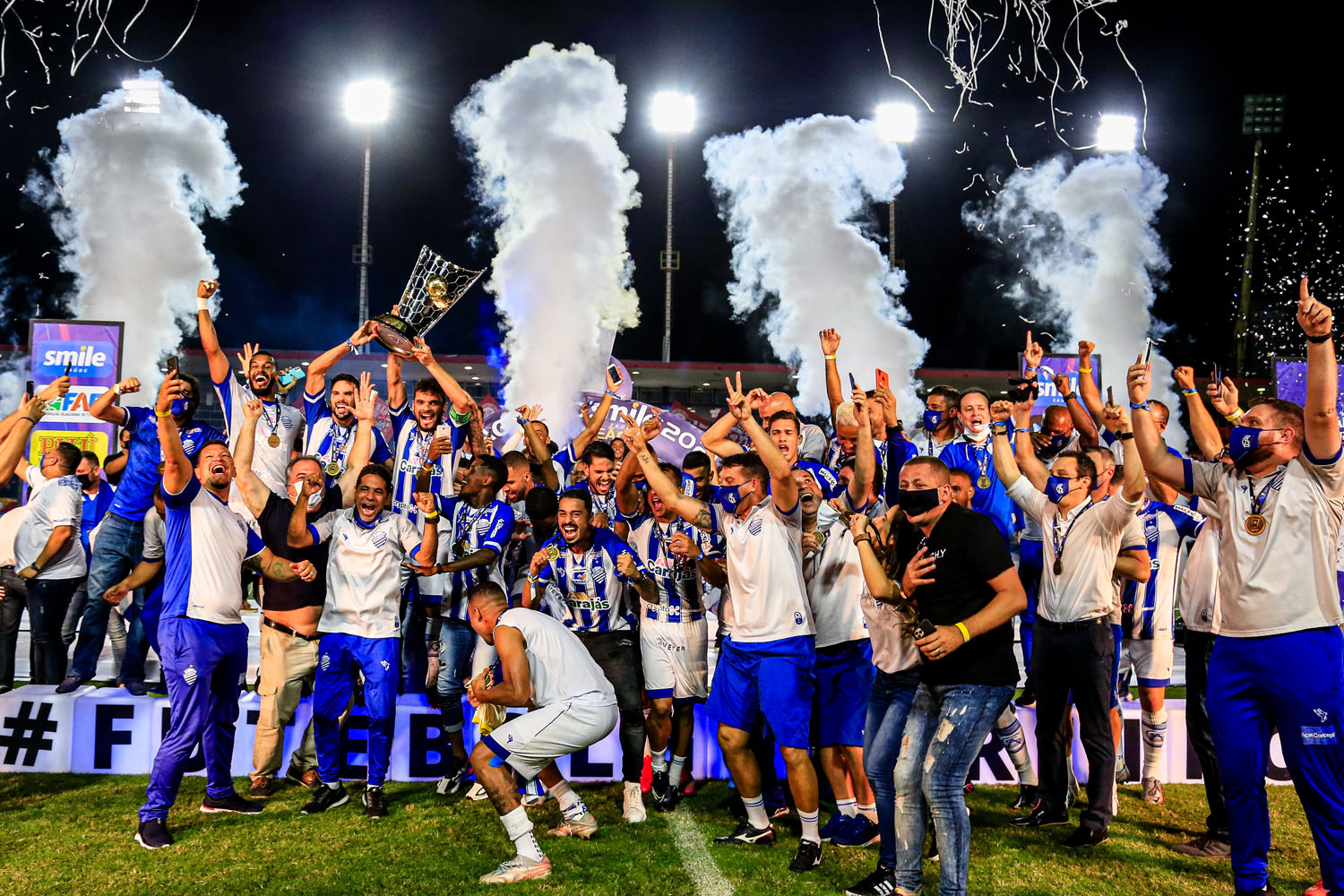 Jogadores do Azulão comemoram título do Alagoano no Trapichão