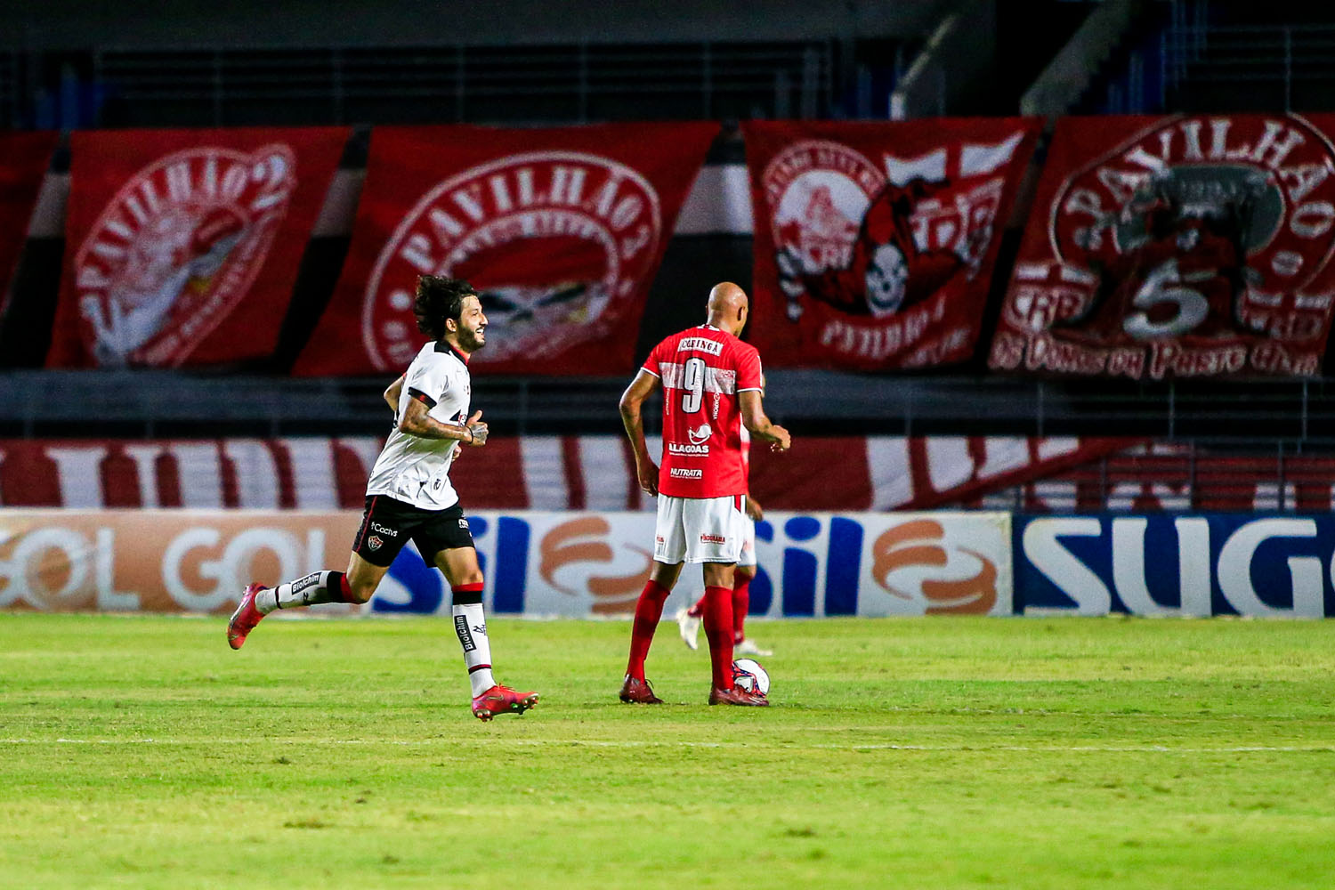 CRB bate o Vitória no Rei Pelé, volta a sonhar com o acesso à Série A e seca adversários: 3 a 1