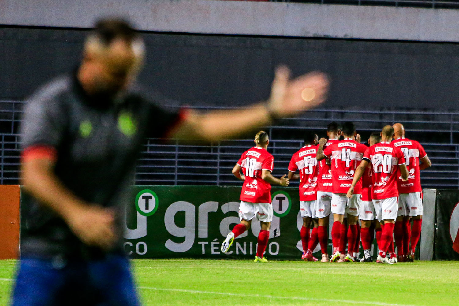 CRB bate o Vitória no Rei Pelé, volta a sonhar com o acesso à Série A e seca adversários: 3 a 1