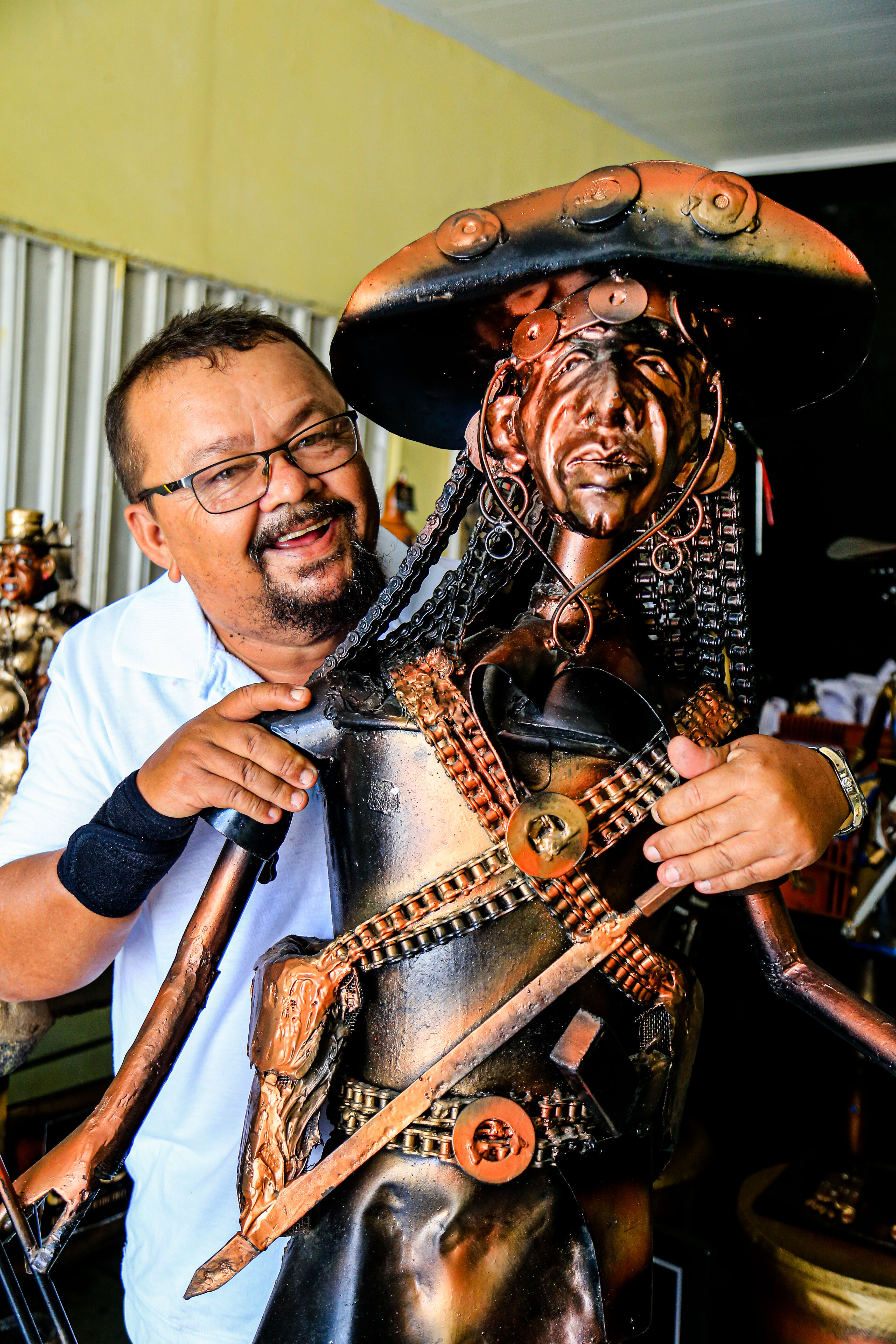 Artista autodidata transforma ferro velho em obras de arte no Sertão de Alagoas