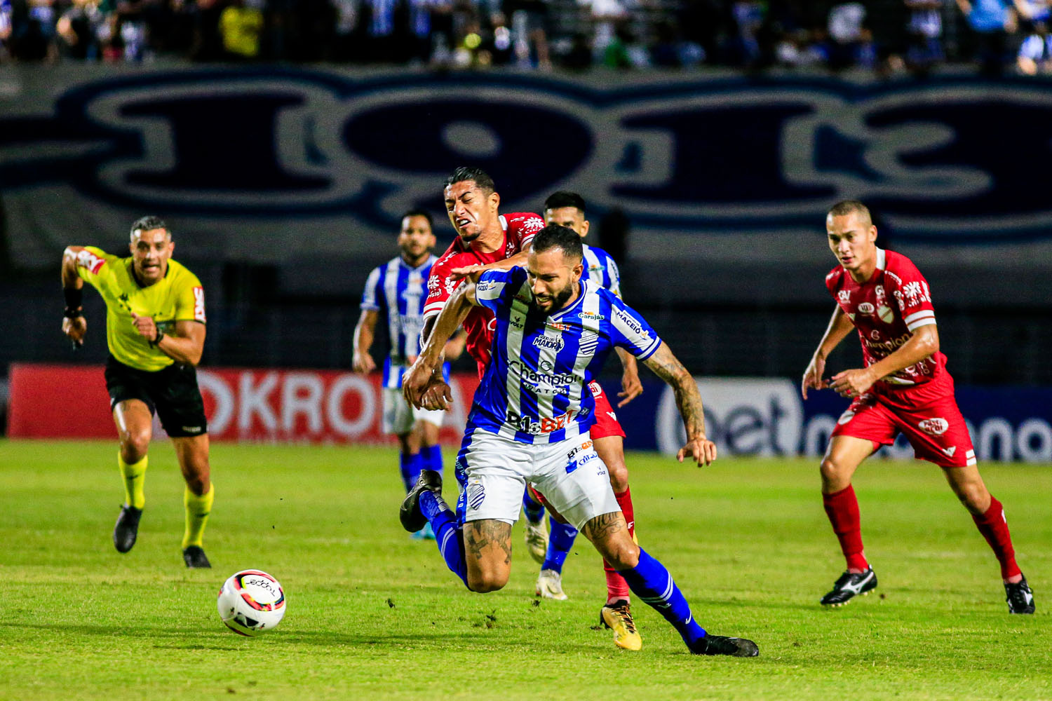 Com casa cheia, CSA vence Vila Nova por 1 a 0 e dorme fora da zona do rebaixamento