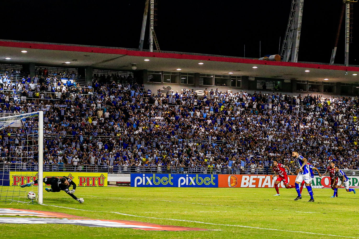 Com casa cheia, CSA vence Vila Nova por 1 a 0 e dorme fora da zona do rebaixamento