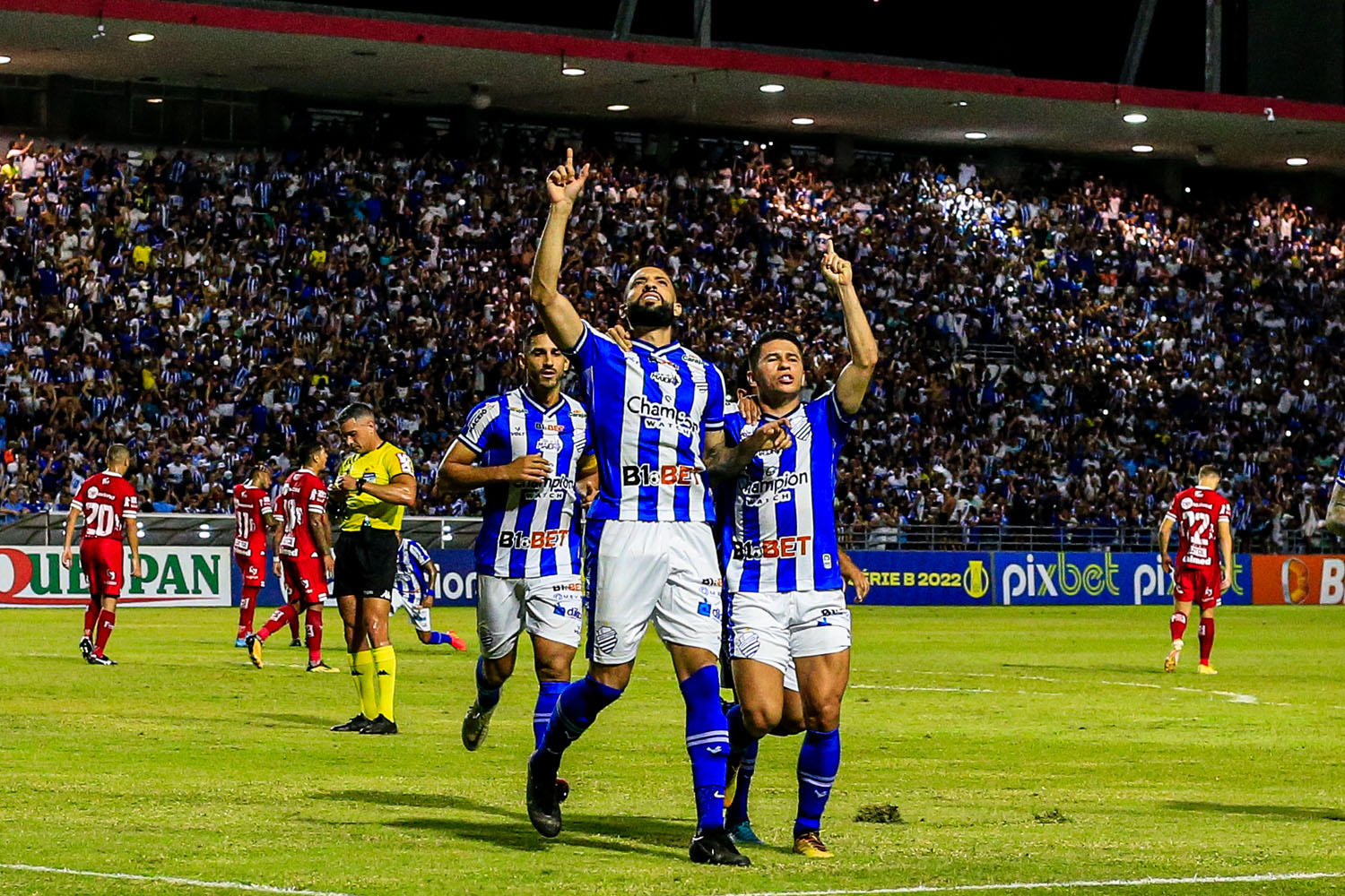 Com casa cheia, CSA vence Vila Nova por 1 a 0 e dorme fora da zona do rebaixamento