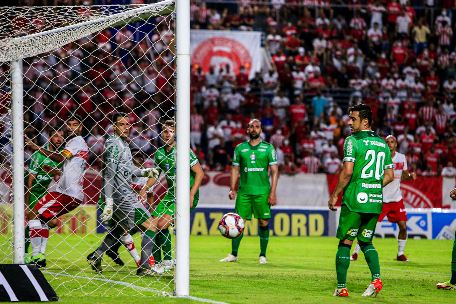 No Rei Pelé, CRB empata por 1 a 1 com o líder Coritiba e fica mais uma rodada fora do G-4