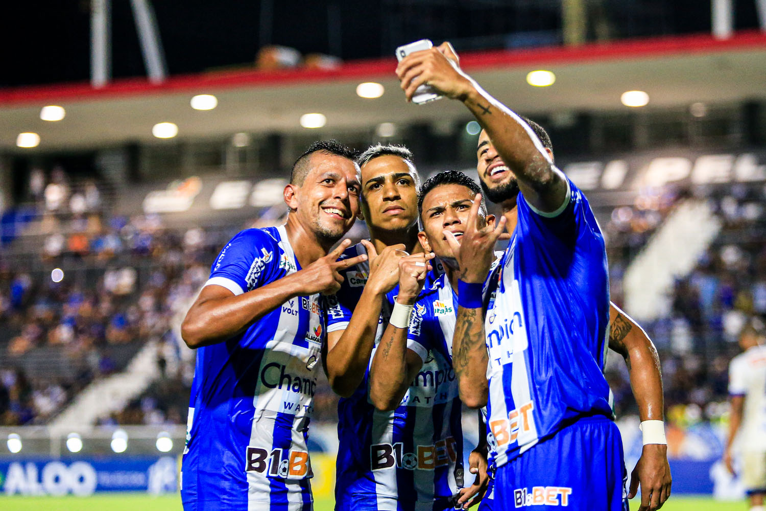 Momento do flash, comemorando o gol de pênalti de Didira