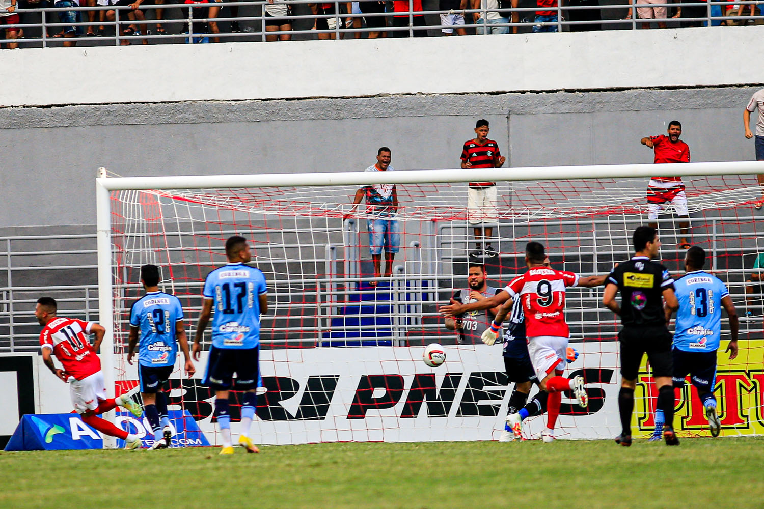 Momento de comemoração do gol de Renato, do CRB