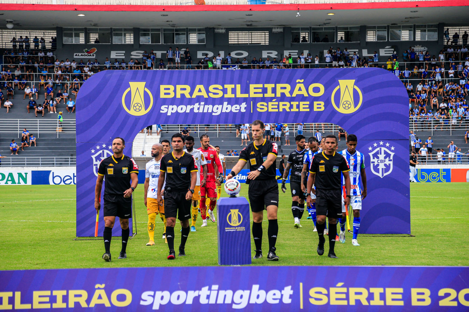Debaixo de muita chuva, CSA sofre no 2º tempo, mas vence o Novorizontino e deixa o Z4 da Série B: 2 a 1