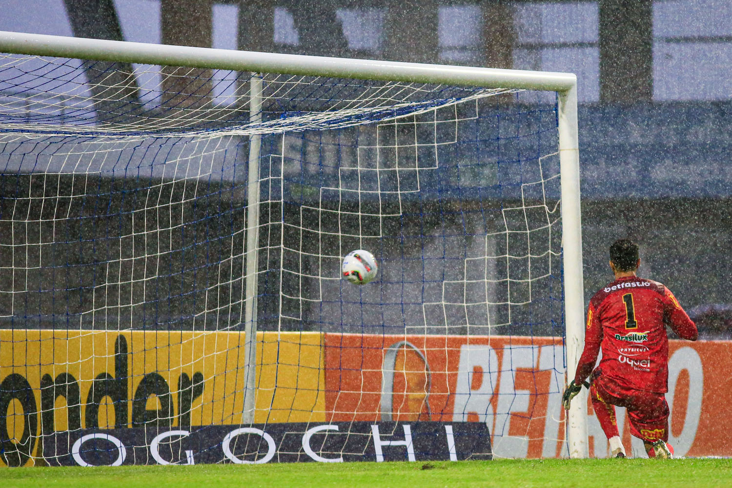 Debaixo de muita chuva, CSA sofre no 2º tempo, mas vence o Novorizontino e deixa o Z4 da Série B: 2 a 1