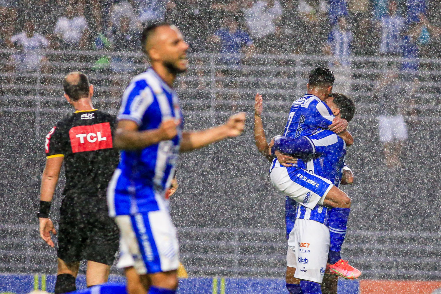 Debaixo de muita chuva, CSA sofre no 2º tempo, mas vence o Novorizontino e deixa o Z4 da Série B: 2 a 1
