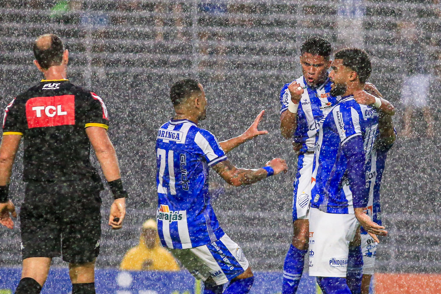 Debaixo de muita chuva, CSA sofre no 2º tempo, mas vence o Novorizontino e deixa o Z4 da Série B: 2 a 1