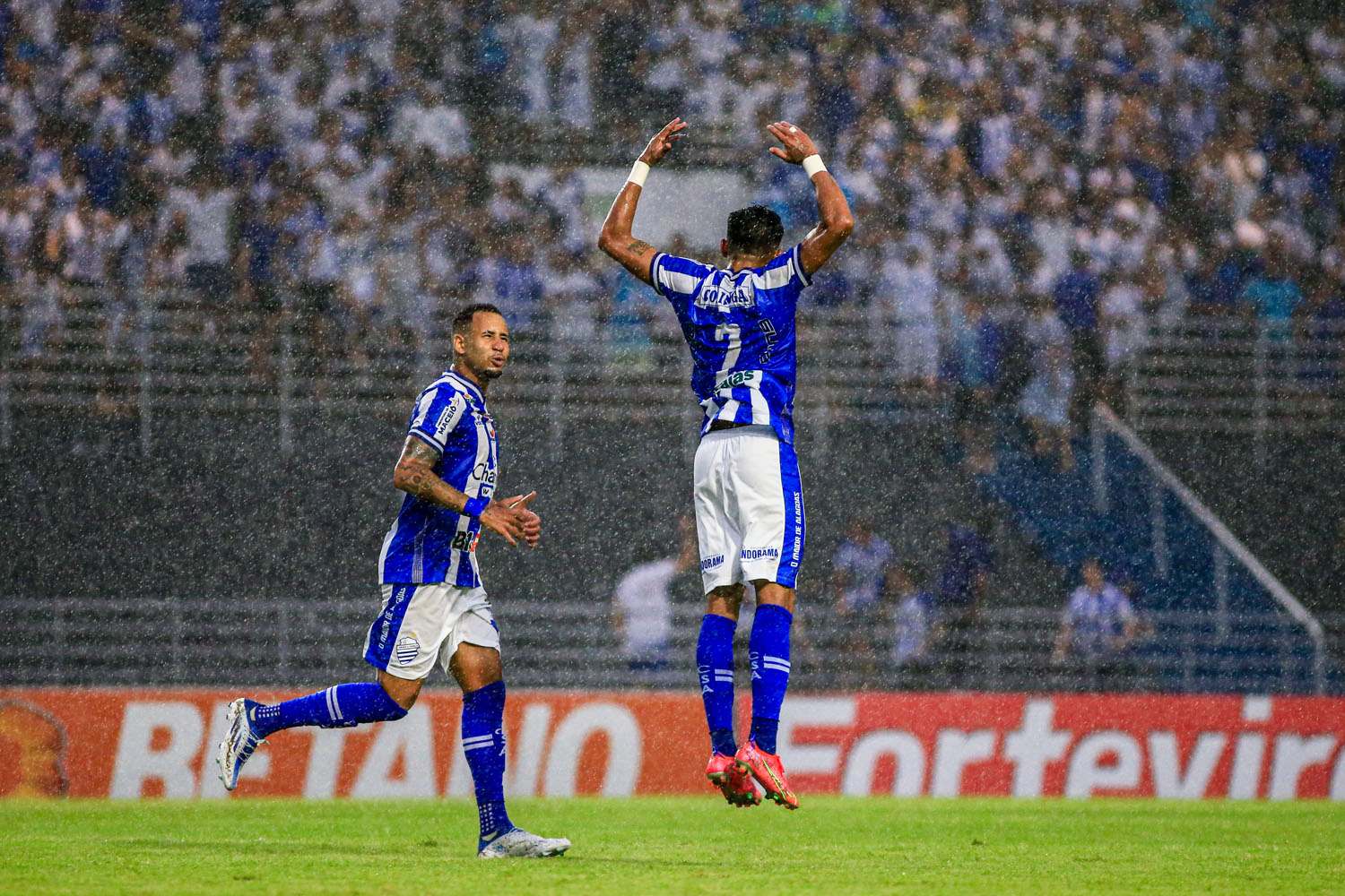 Debaixo de muita chuva, CSA sofre no 2º tempo, mas vence o Novorizontino e deixa o Z4 da Série B: 2 a 1