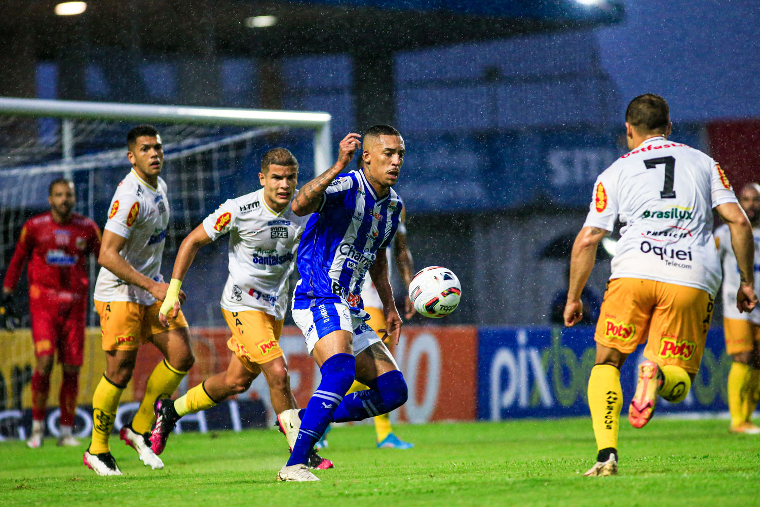 Debaixo de muita chuva, CSA sofre no 2º tempo, mas vence o Novorizontino e deixa o Z4 da Série B: 2 a 1