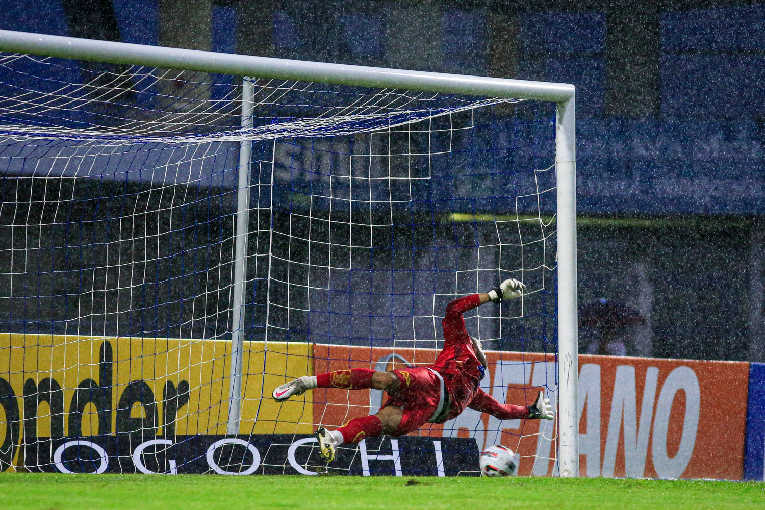 Debaixo de muita chuva, CSA sofre no 2º tempo, mas vence o Novorizontino e deixa o Z4 da Série B: 2 a 1