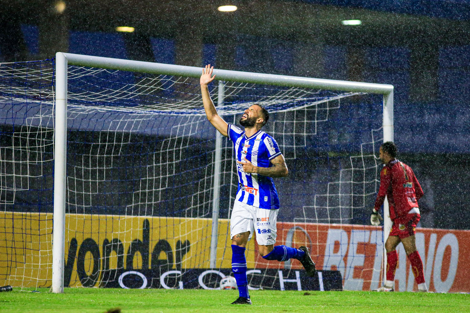 Debaixo de muita chuva, CSA sofre no 2º tempo, mas vence o Novorizontino e deixa o Z4 da Série B: 2 a 1
