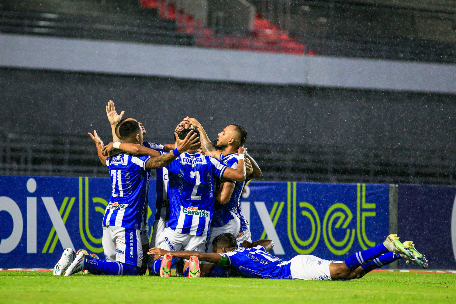 Debaixo de muita chuva, CSA sofre no 2º tempo, mas vence o Novorizontino e deixa o Z4 da Série B: 2 a 1