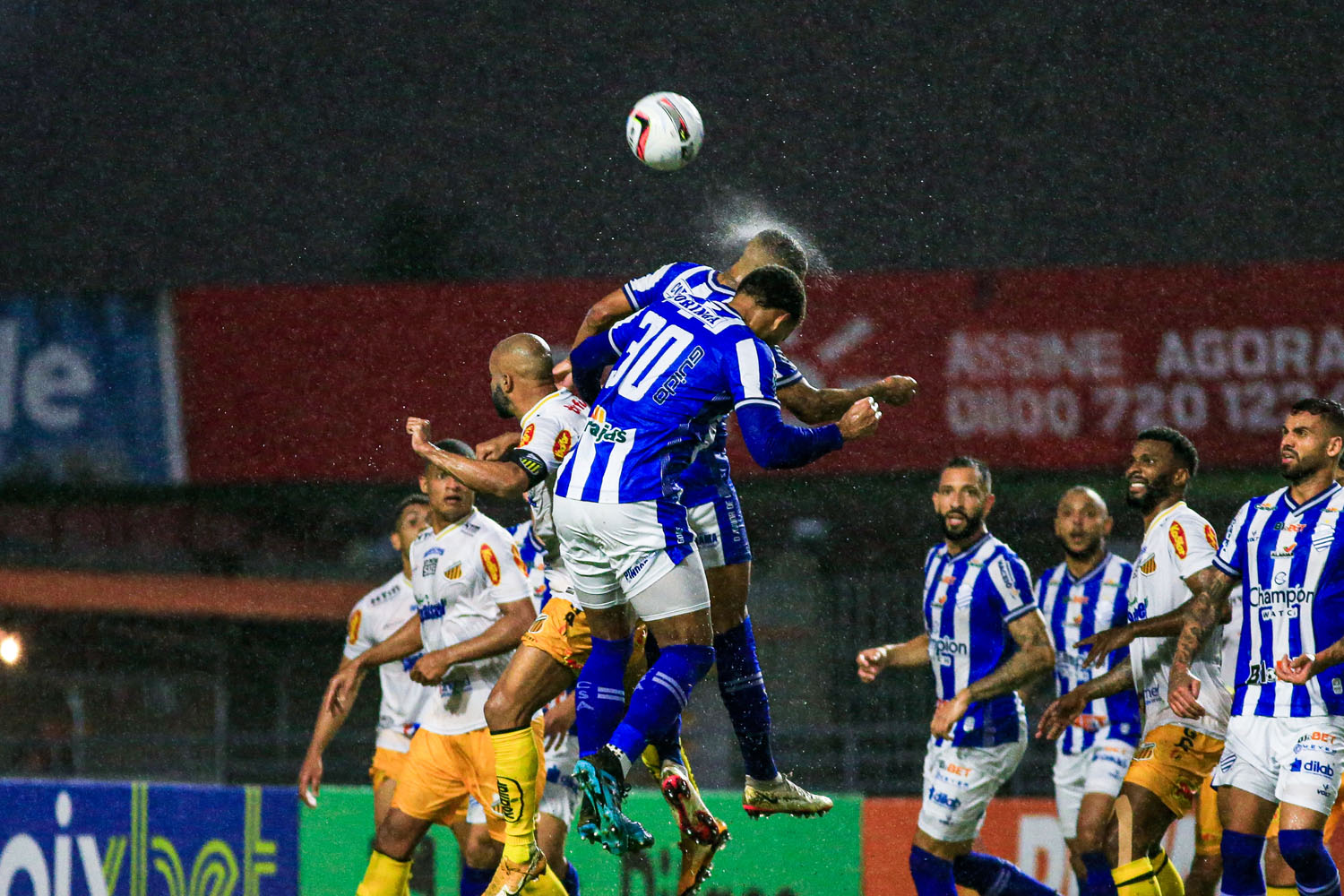 Debaixo de muita chuva, CSA sofre no 2º tempo, mas vence o Novorizontino e deixa o Z4 da Série B: 2 a 1