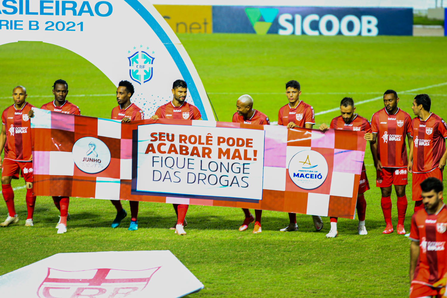 CRB empata com o líder Náutico no Rei Pelé
