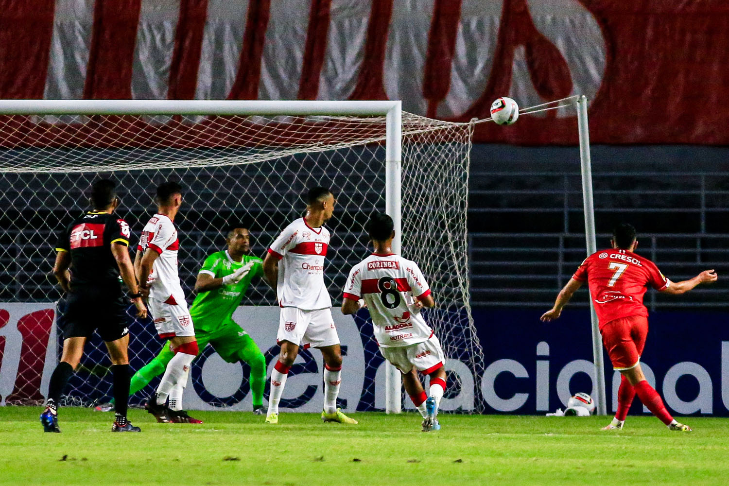 Keké teve a primeira oportunidade da partida, mas pegou mal na bola