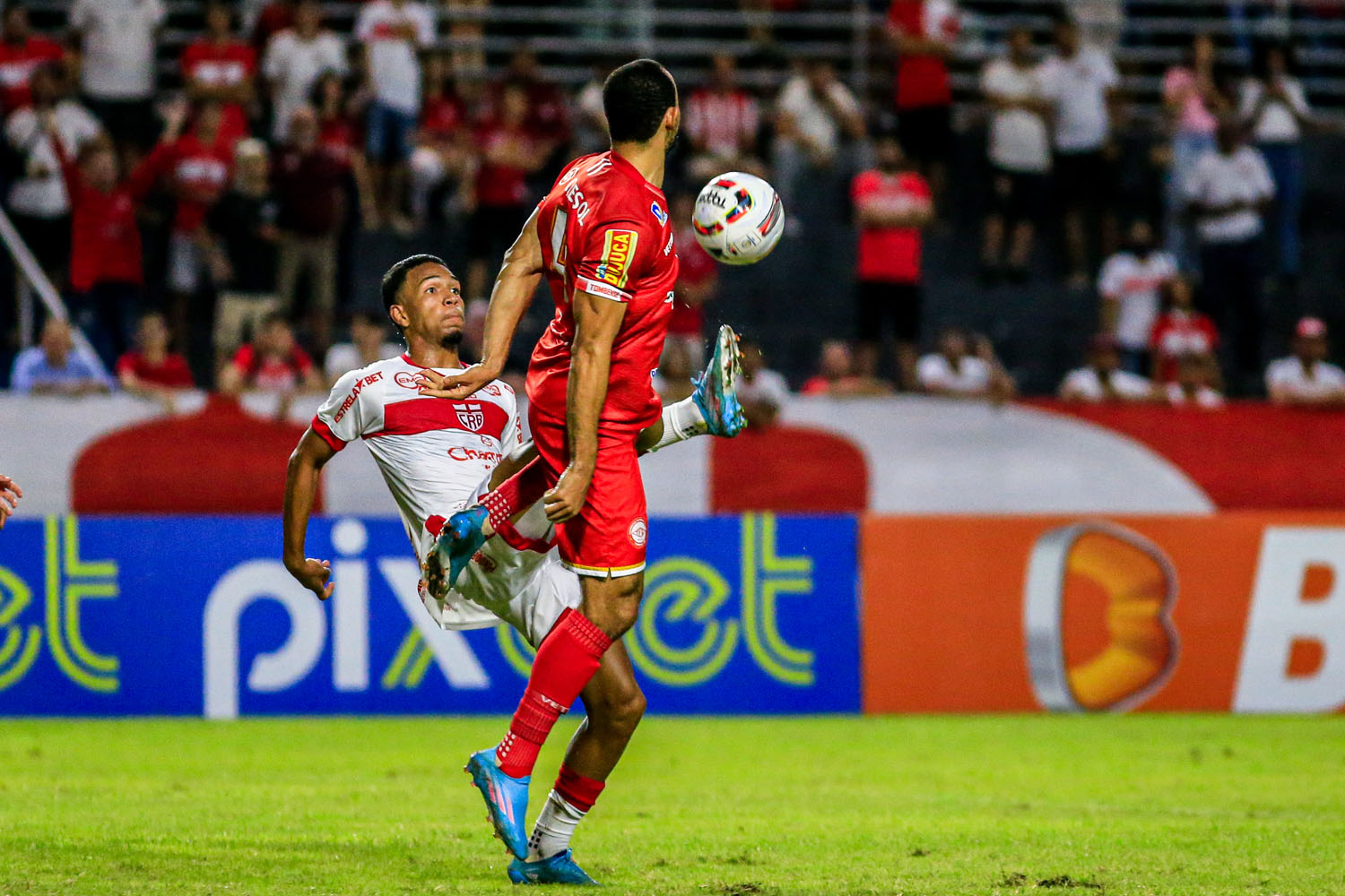 Wallace foi a principal novidade no time titular, jogando como meia central