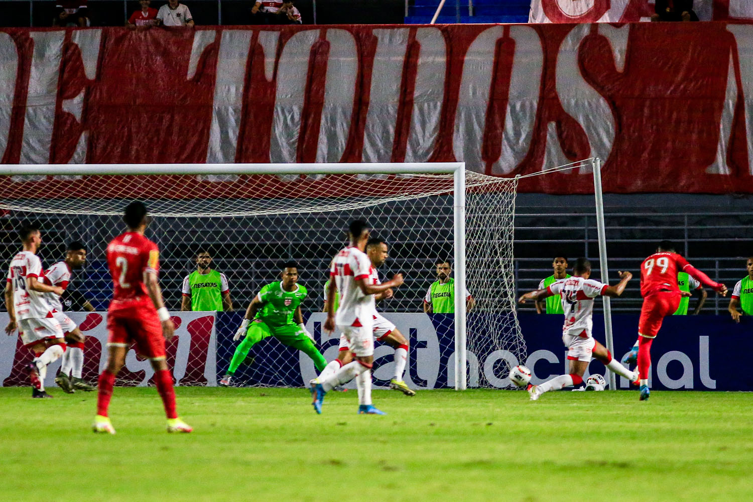 Diogo Silva teve trabalho para segurar o Tombense, mas foi seguro debaixo da trave