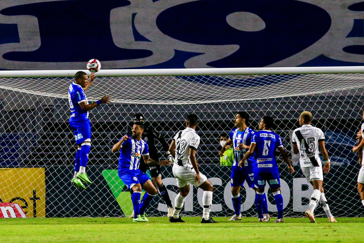 Com gol polêmico nos acréscimos, CSA vence a Ponte de virada e se aproxima do G-4: 2 a 1