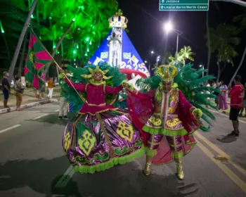 Desfile das escolas de samba em Maceió encanta moradores e turistas
