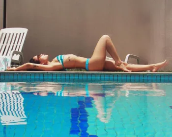 Carol Macedo posa na beira da piscina e exibe curvas
