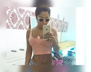 Andressa Ferreira exibe marquinha de biquíni em selfie