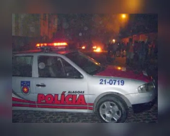 Bando armado bloqueia rodovia com motos e invade ônibus escolar em Feira Grande