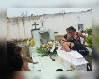 Família antecipa sepultamento de criança encontrada morta em Arapiraca