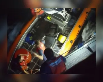Treze brasileiros são resgatados após iate naufragar na Flórida